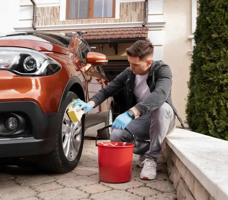 Lavage auto à domicile Varennes-sur-Morge : professionnel intervenant sur un véhicule